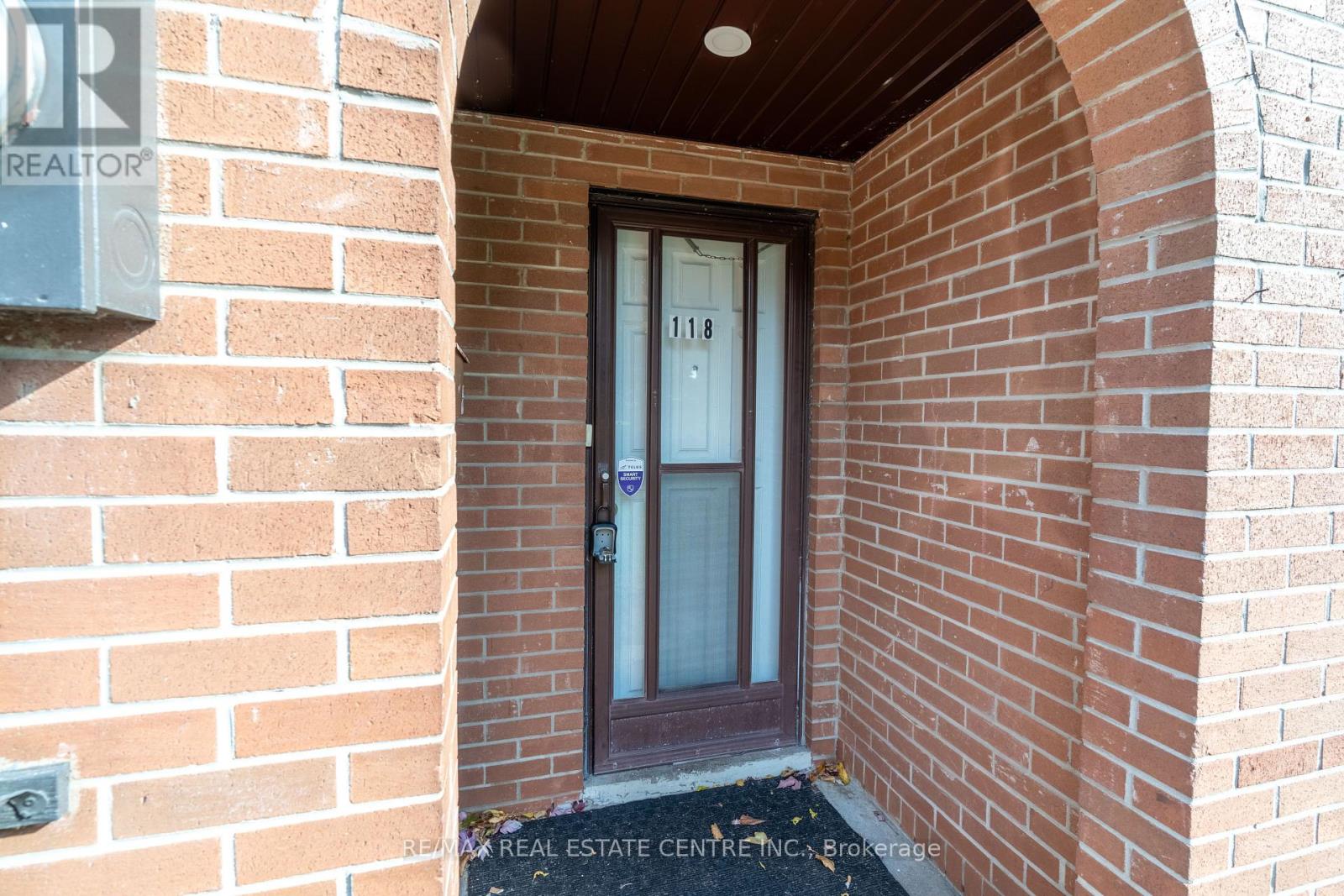 118 Darras Court, Brampton, Ontario  L6T 1W7 - Photo 4 - W10414433