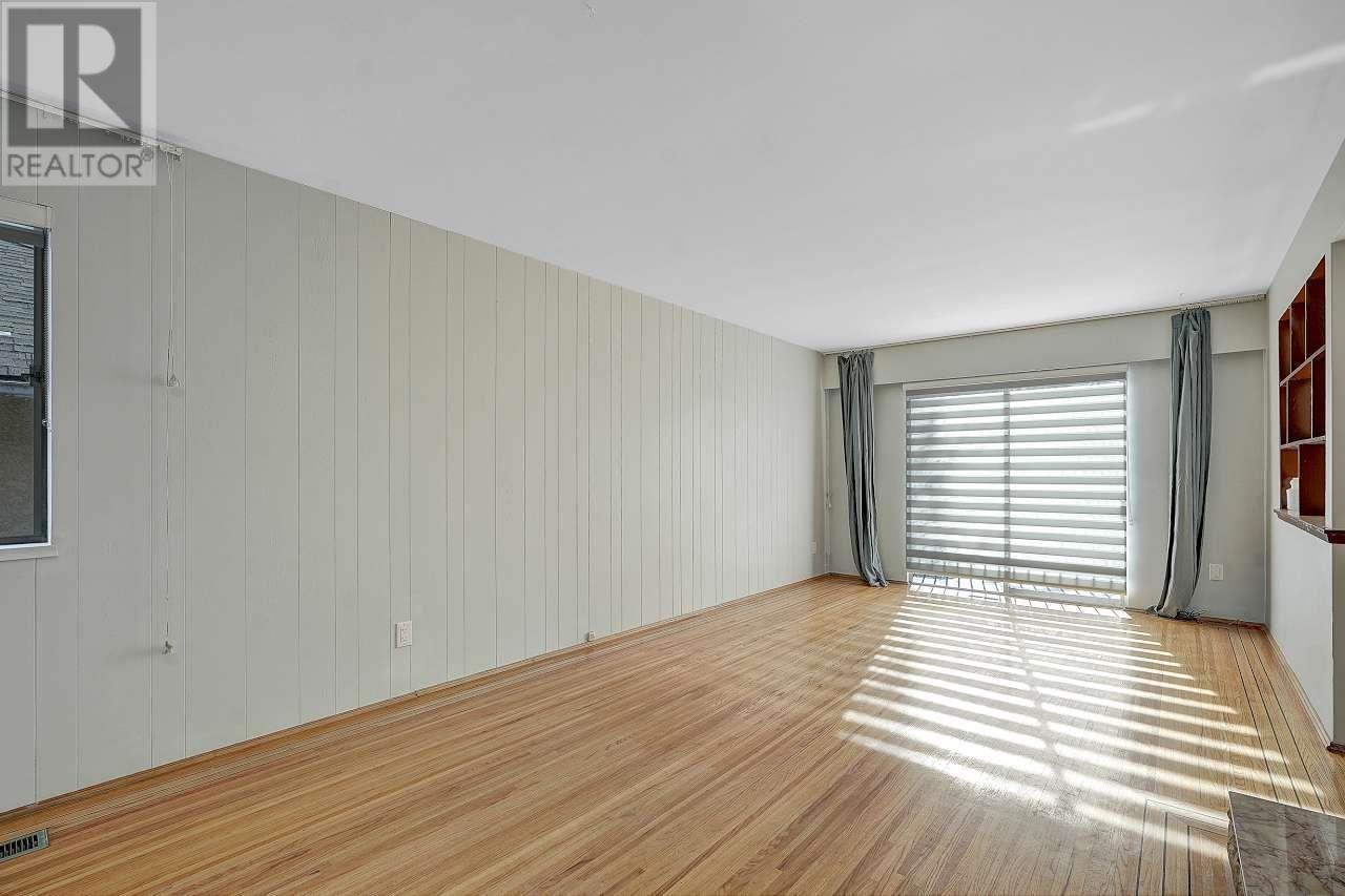 Listing Picture 2 of 39 : 3163 E 1ST AVENUE, Vancouver / 溫哥華 - 魯藝地產 Yvonne Lu Group - MLS Medallion Club Member