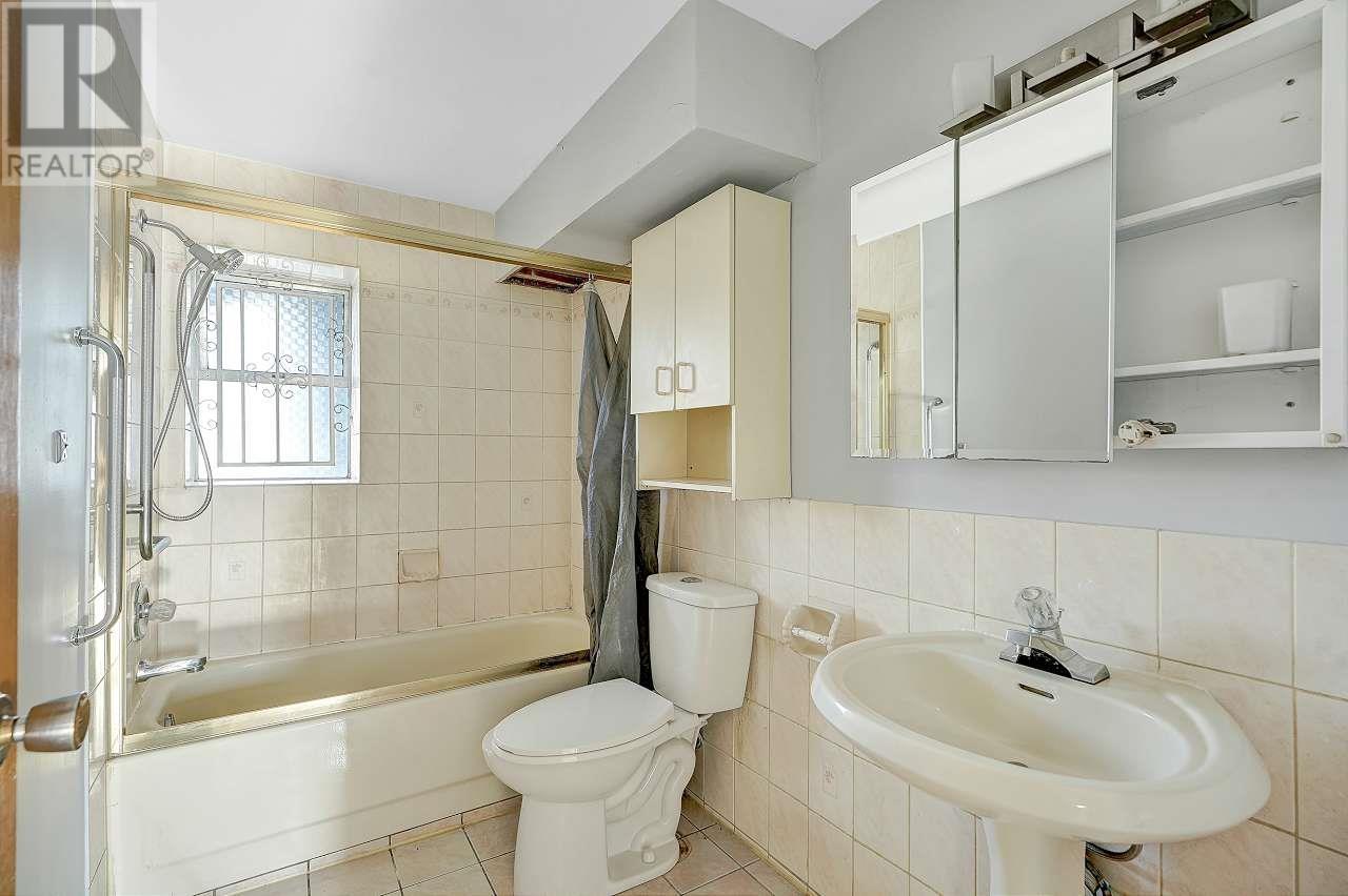 Listing Picture 26 of 39 : 3163 E 1ST AVENUE, Vancouver / 溫哥華 - 魯藝地產 Yvonne Lu Group - MLS Medallion Club Member