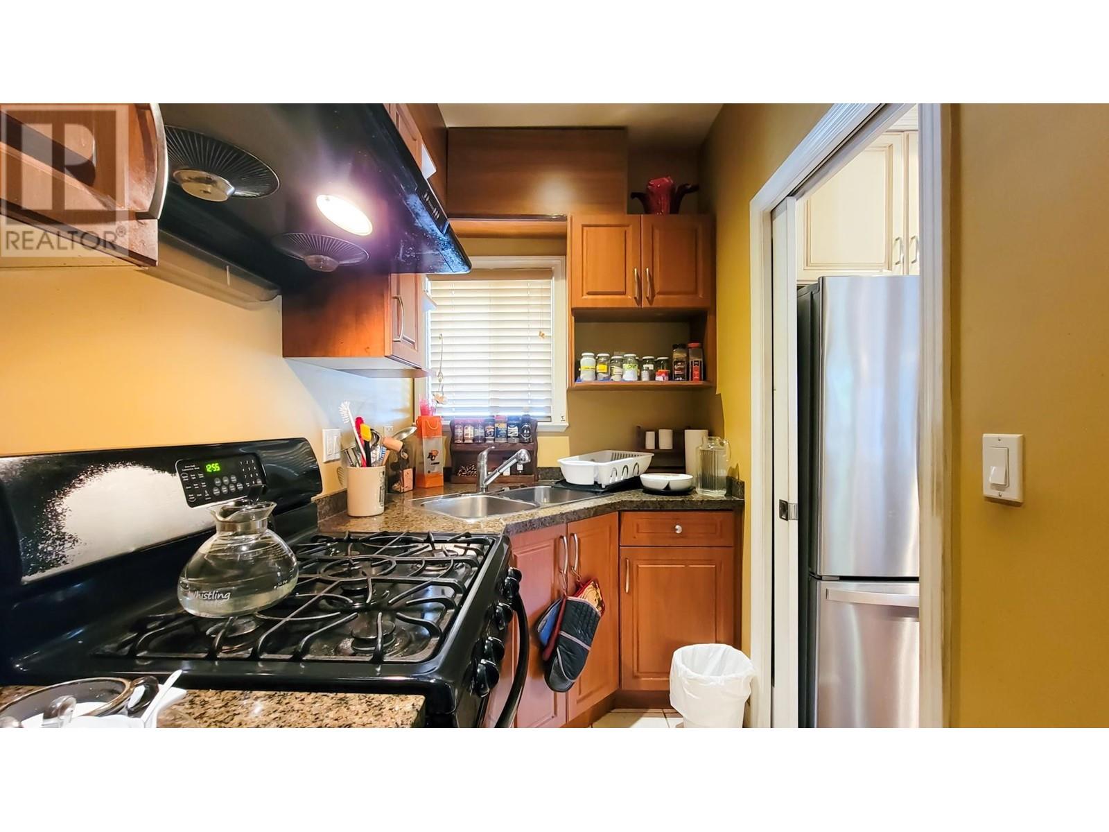 Listing Picture 11 of 40 : 7058 PATTERSON AVENUE, Burnaby / 本拿比 - 魯藝地產 Yvonne Lu Group - MLS Medallion Club Member