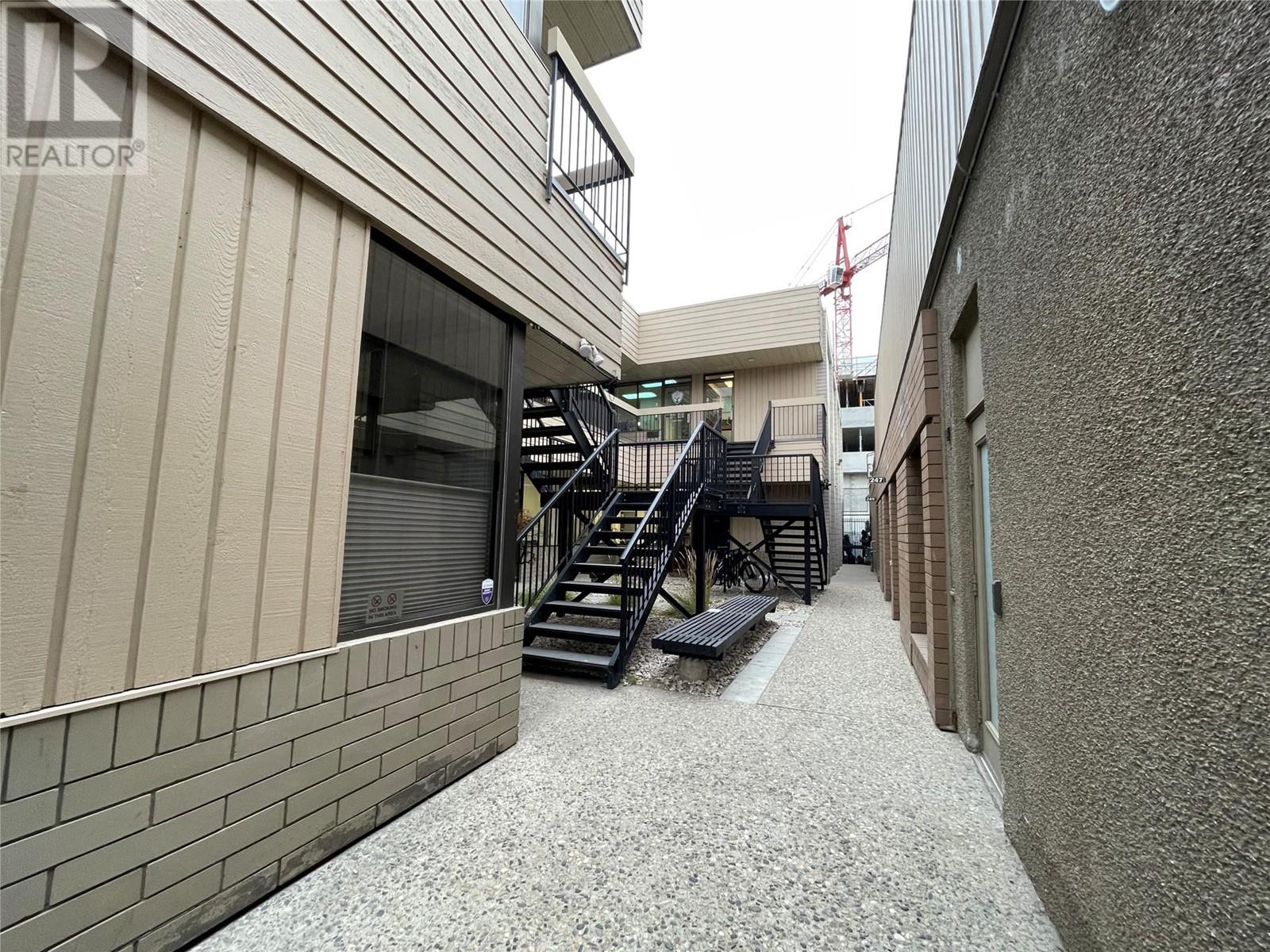 247 Lawrence Avenue, Kelowna, British Columbia  V1Y 6L2 - Photo 3 - 10328169