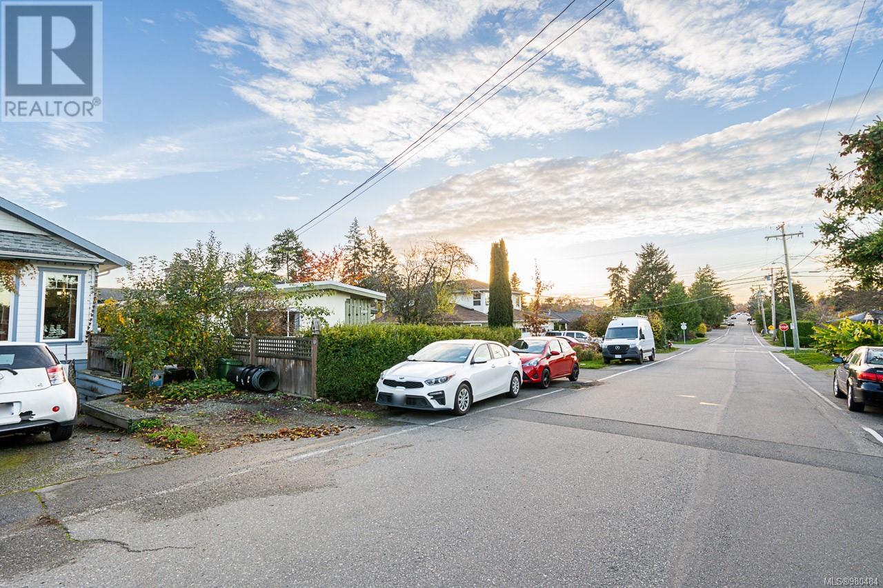 Property at 2411 Amelia Ave image 3