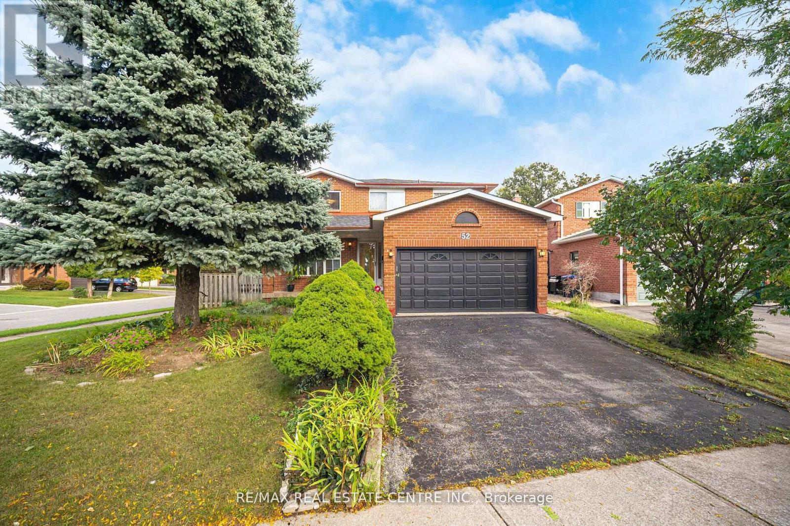 52 Dundalk Crescent, Brampton, Ontario  L6Z 2V1 - Photo 2 - W10416083