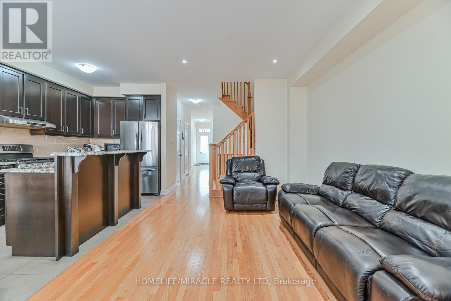 105 Sky Harbour Drive, Brampton, Ontario  L6Y 0C1 - Photo 4 - W10416248