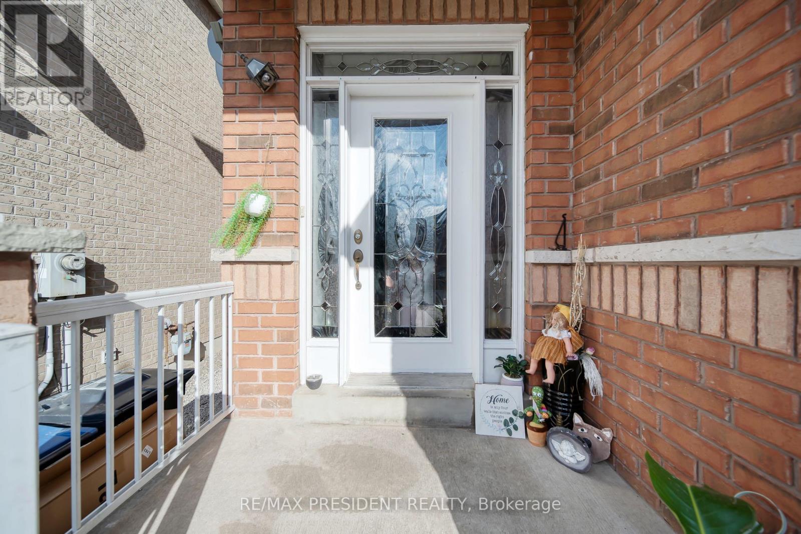 101 Seahorse Avenue, Brampton, Ontario  L6V 4N5 - Photo 4 - W10416313