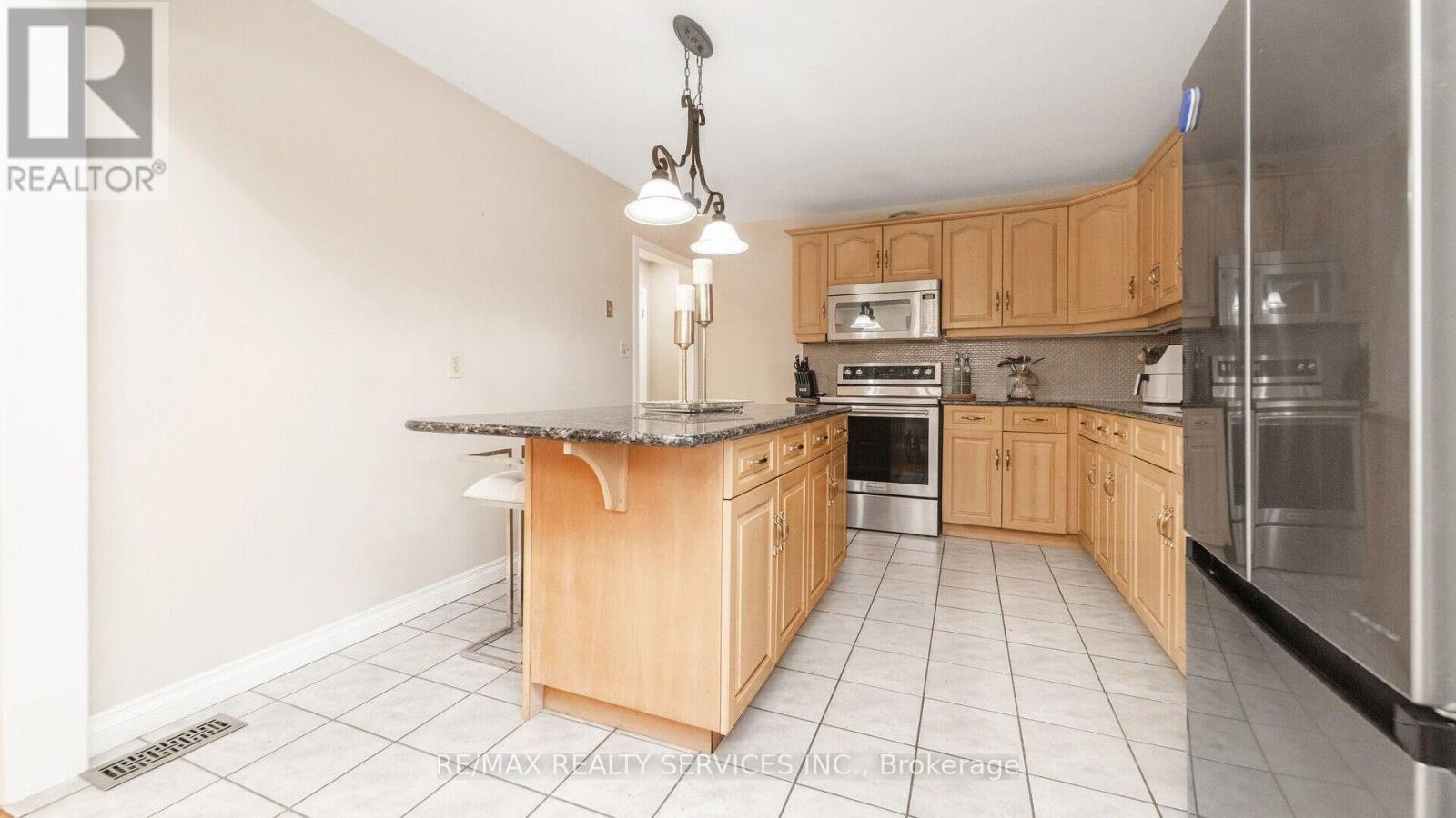 364 Roselawn PlaceWaterloo, Ontario  N2L 5P1 - Photo 13 - X10416437