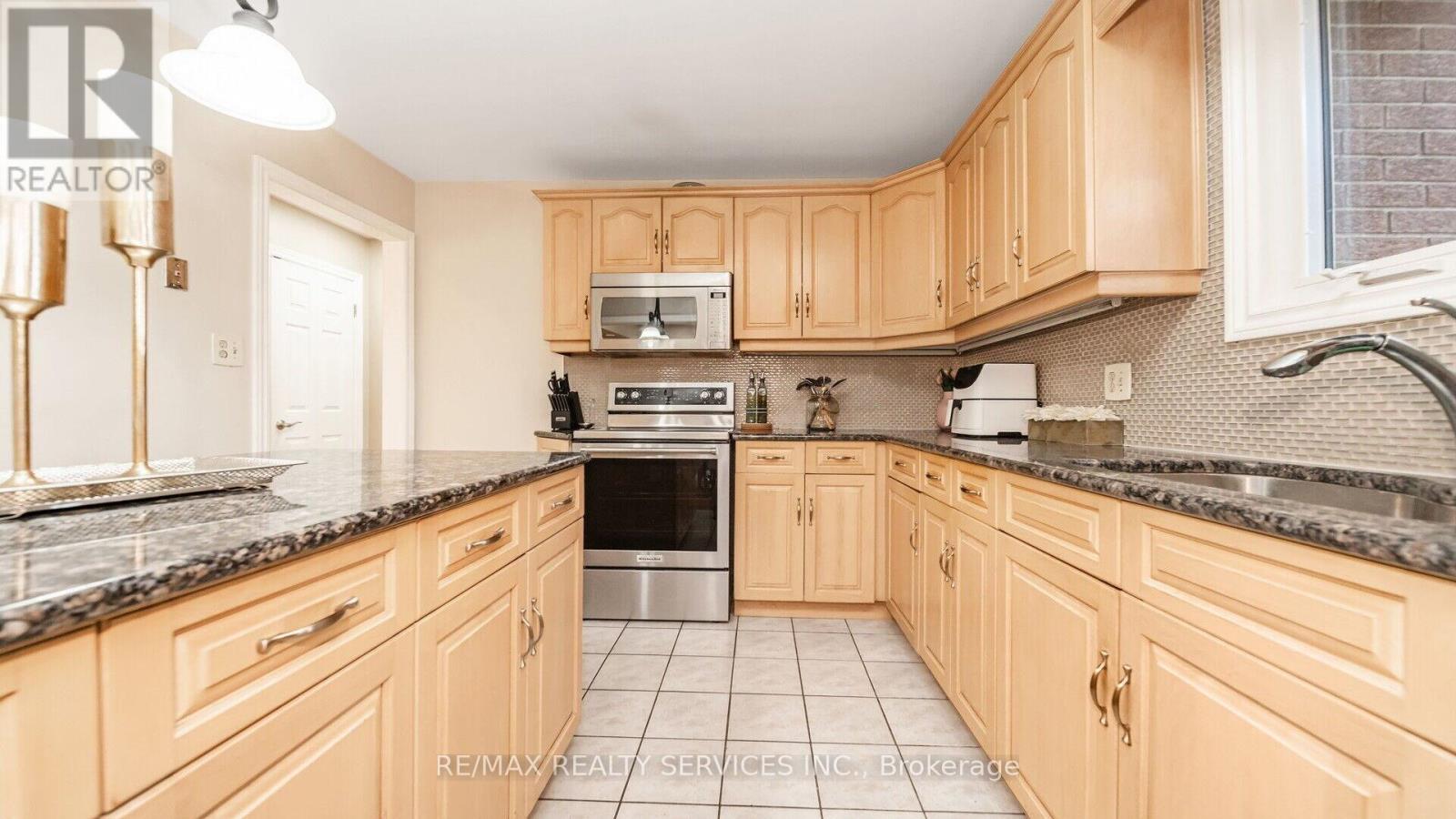 364 Roselawn PlaceWaterloo, Ontario  N2L 5P1 - Photo 14 - X10416437