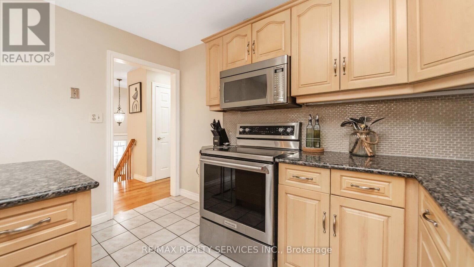 364 Roselawn PlaceWaterloo, Ontario  N2L 5P1 - Photo 15 - X10416437