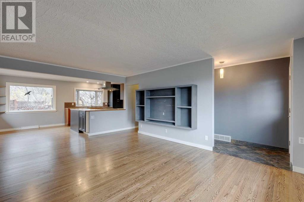 403 Hawthorn Drive Nw, Calgary, Alberta  T2K 3M7 - Photo 3 - A2177245