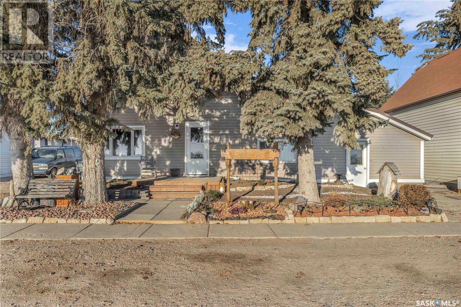 Property at 223 Railway AVENUE image 1