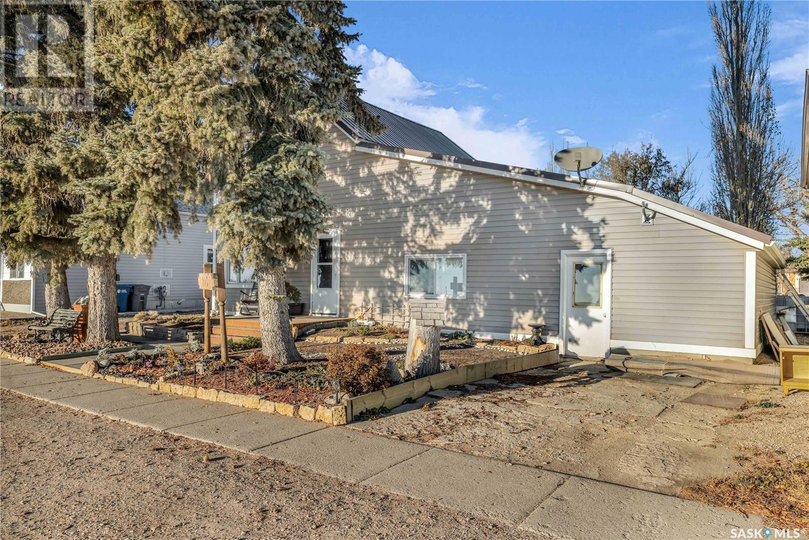 Property at 223 Railway AVENUE image 2