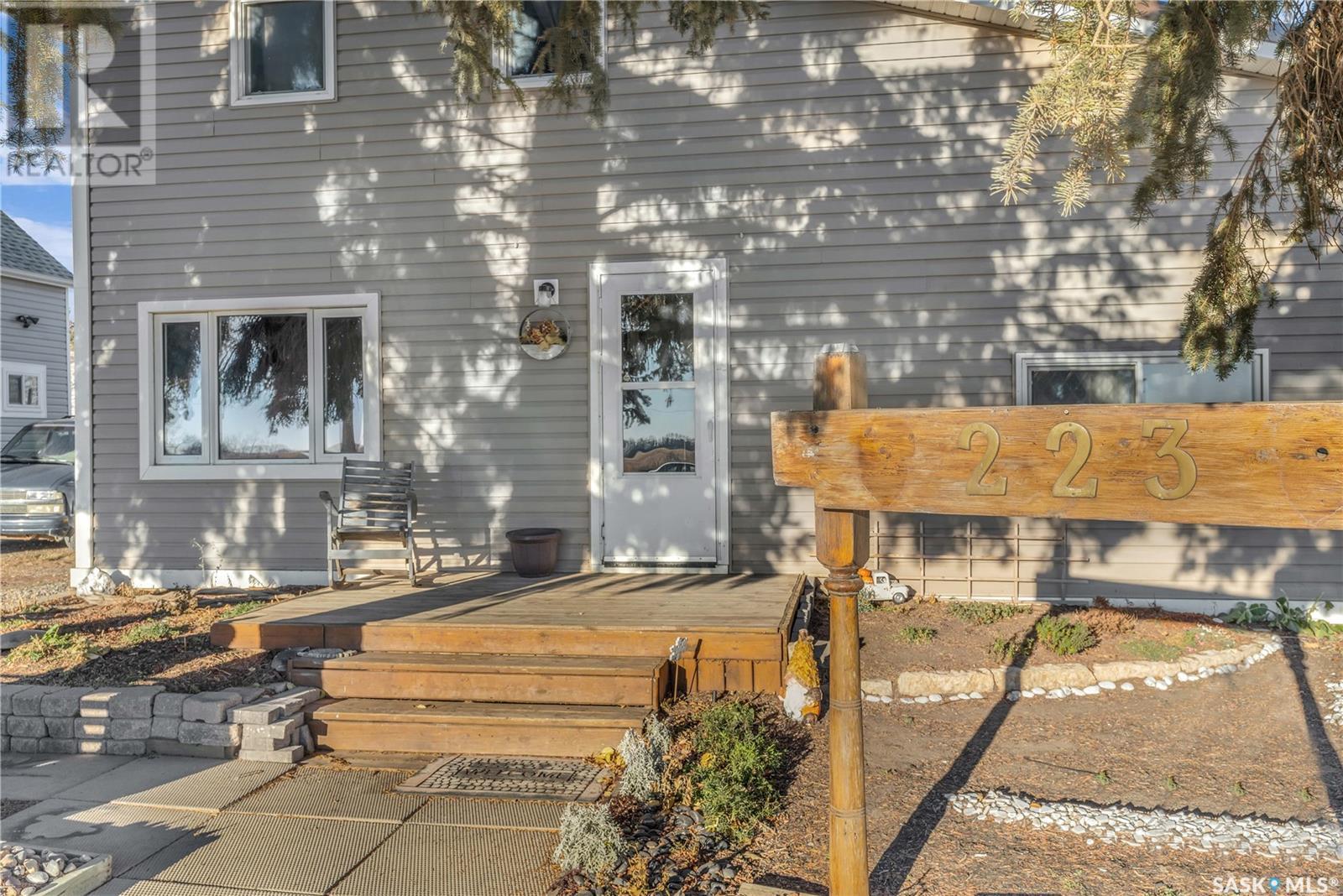 Property at 223 Railway AVENUE image 3