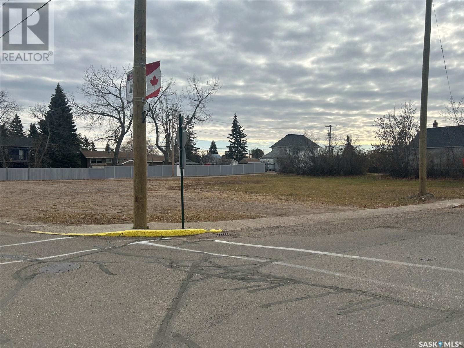 519 Main Street, Oxbow, Saskatchewan  S0C 2B0 - Photo 2 - SK987971