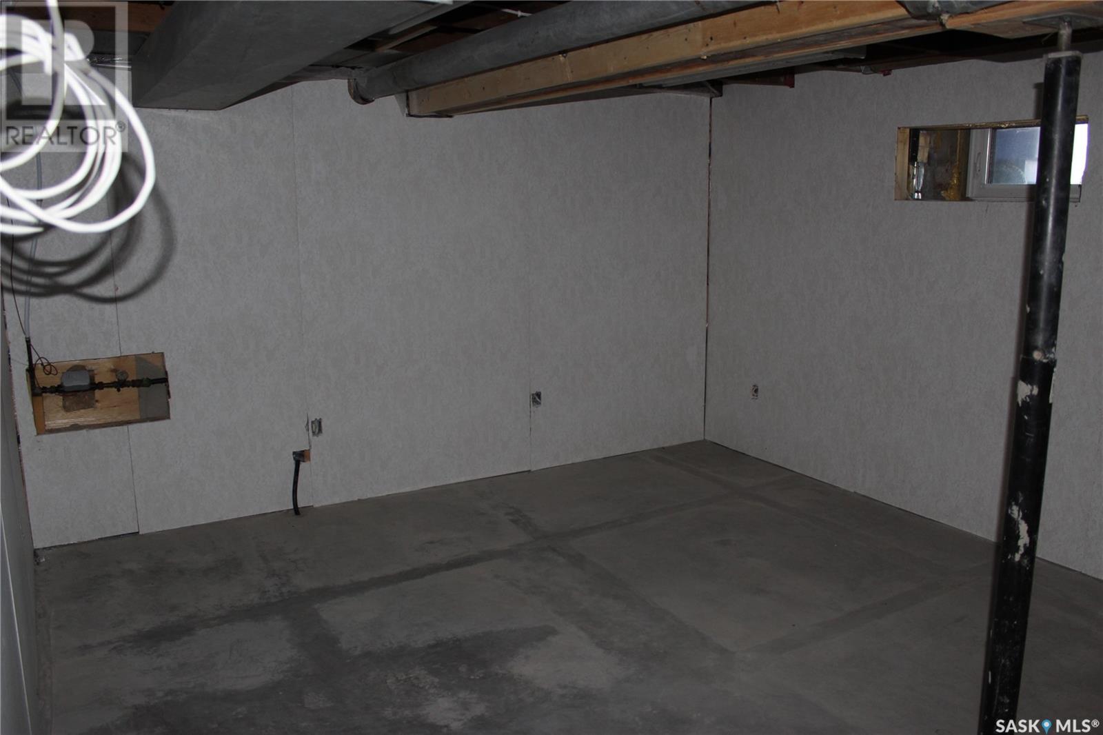 3 2nd Avenue, Weyburn, Saskatchewan  S4H 1W7 - Photo 40 - SK988029
