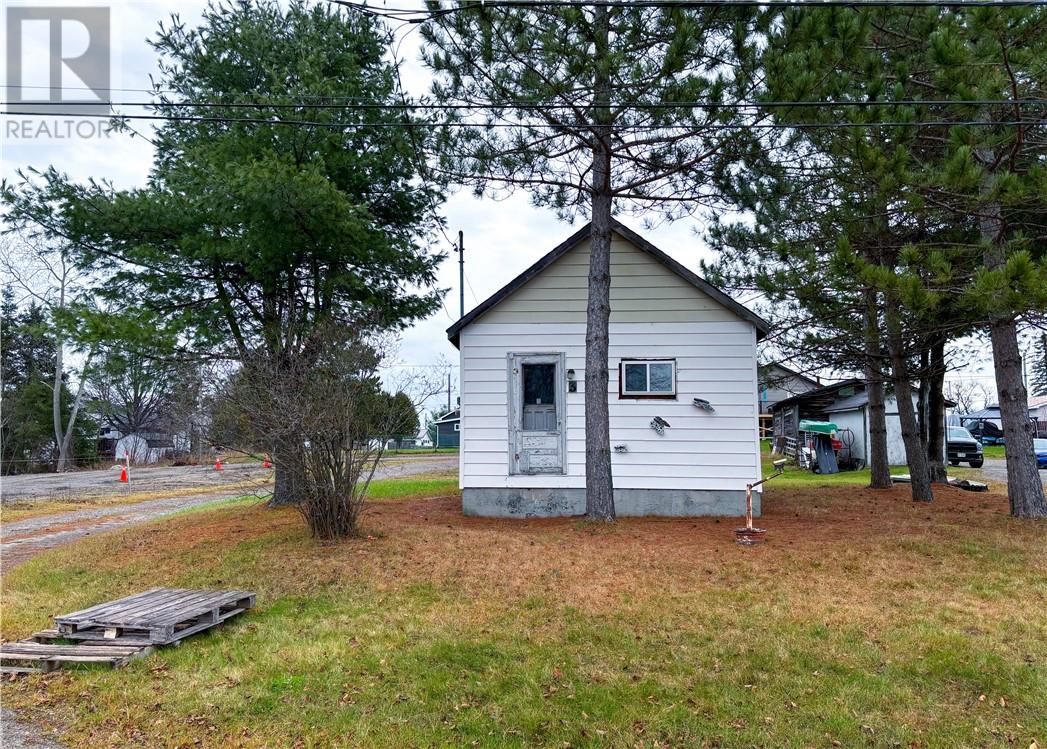 3 Lloyd, Capreol, Ontario  P0M 1H0 - Photo 1 - 2119875
