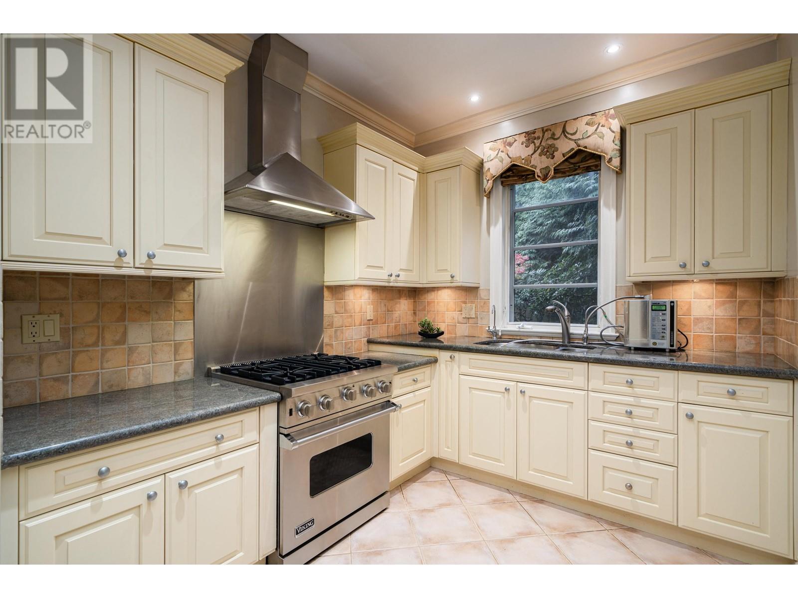 Listing Picture 14 of 40 : 1638 MARPOLE AVENUE, Vancouver / 溫哥華 - 魯藝地產 Yvonne Lu Group - MLS Medallion Club Member