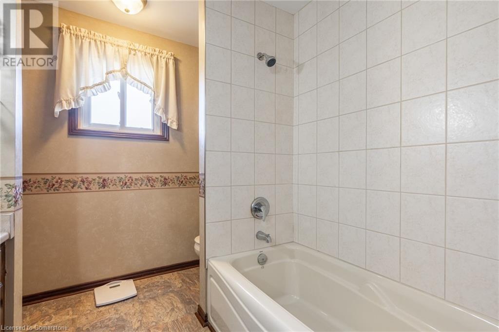 52 Greenmeadow Court, St. Catharines, Ontario  L2N 6Y7 - Photo 16 - 40667987
