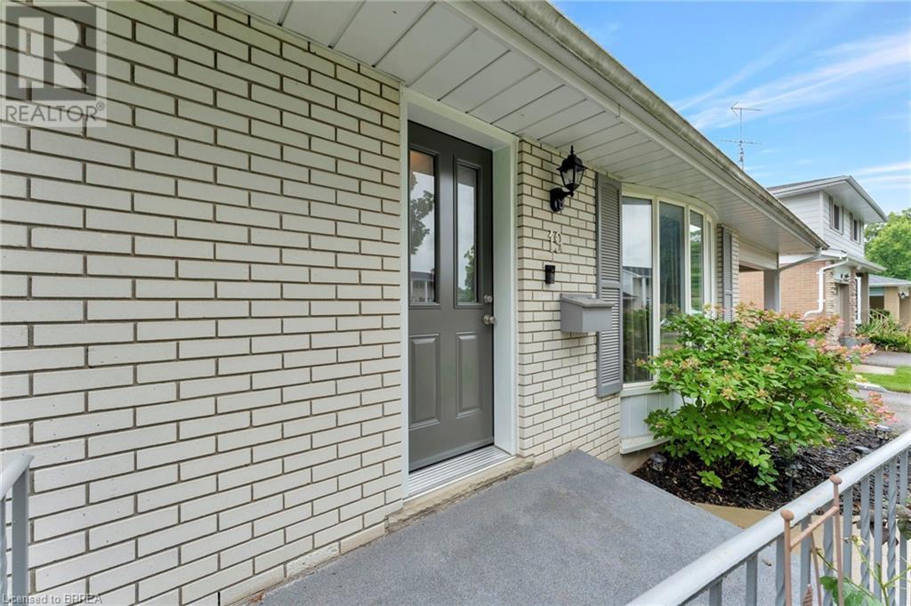 19 Frontenac Avenue, Brantford, Ontario  N3R 3B7 - Photo 4 - 40676773