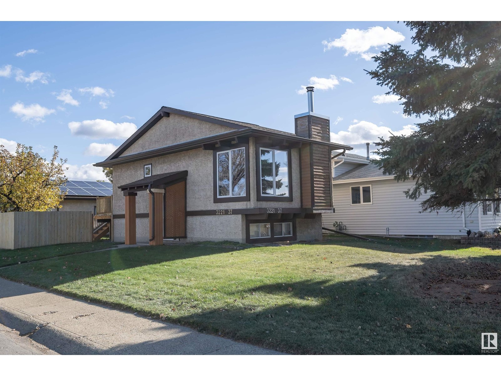 3221 37 St Nw, Edmonton, Alberta  T6L 5R1 - Photo 1 - E4411738