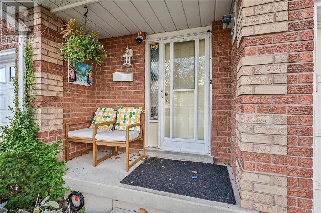 136 Essling AvenueHamilton, Ontario  L9B 2H9 - Photo 4 - 40676875