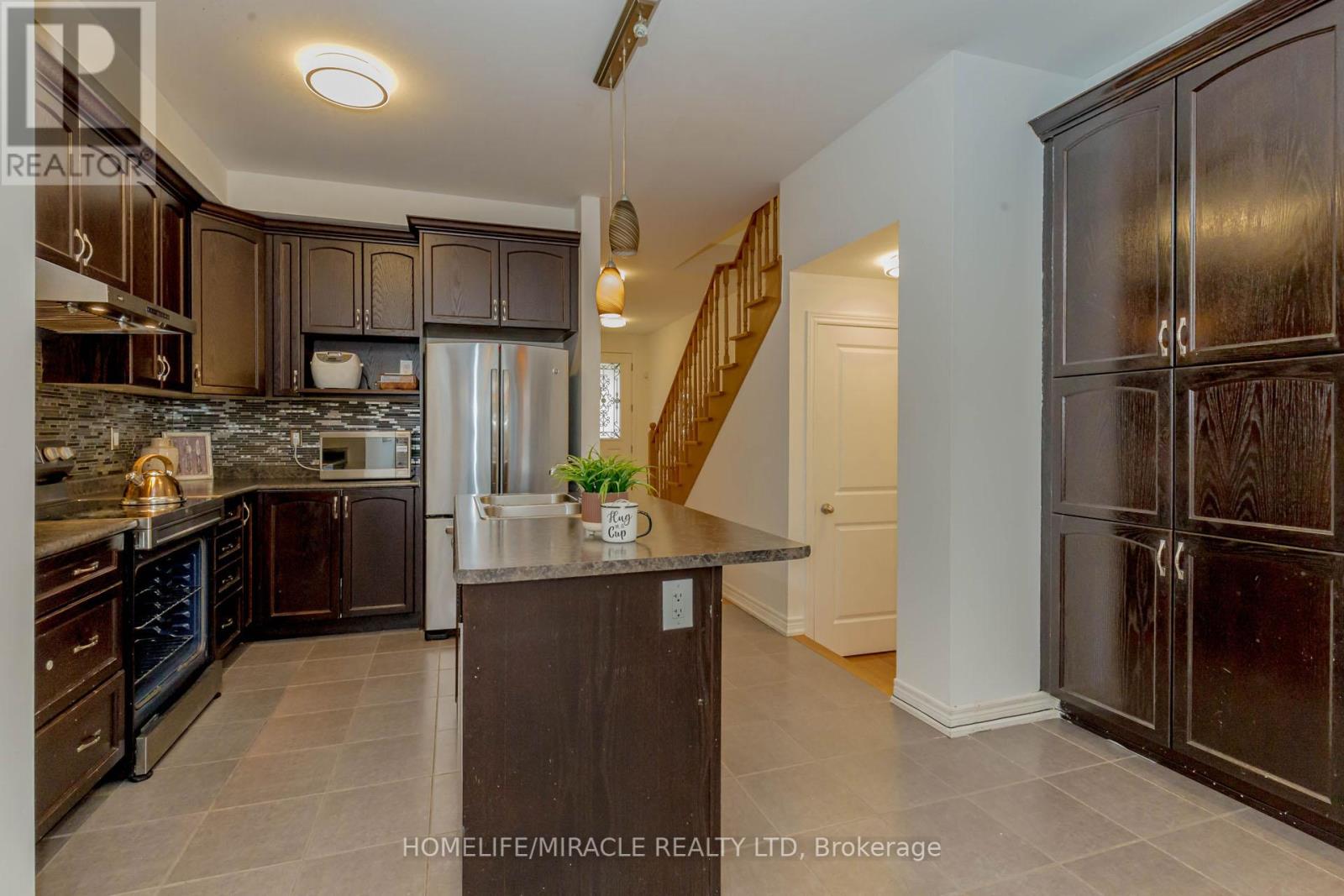 9 Dufay Road, Brampton, Ontario  L7A 4A1 - Photo 6 - W10421452