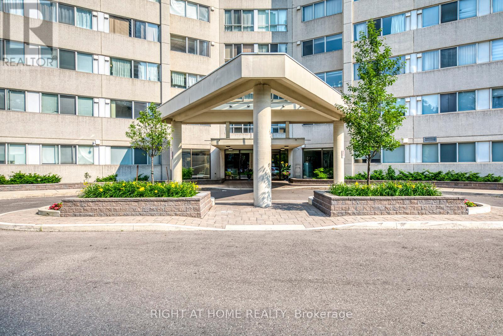 1010 - 3700 Kaneff Crescent, Mississauga, Ontario  L5A 4B8 - Photo 3 - W10421463