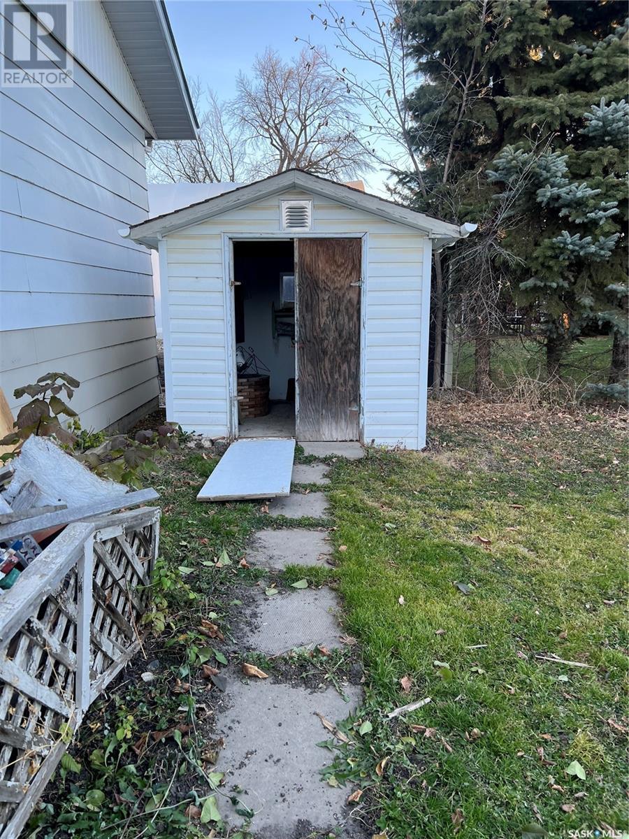 Property at 228 Katherine AVENUE N image 5
