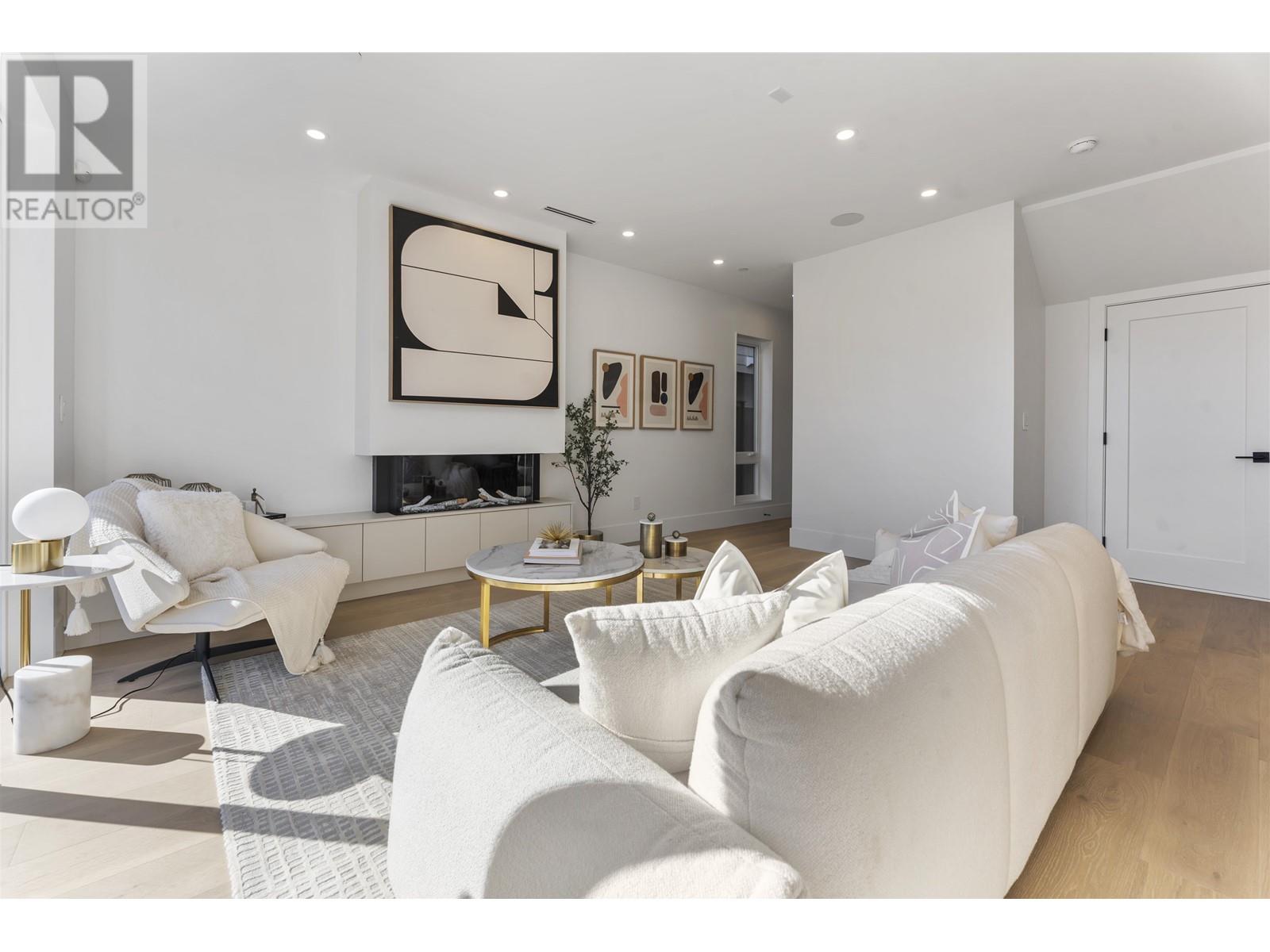 Listing Picture 4 of 23 : 2 2138 W 48TH AVENUE, Vancouver / 溫哥華 - 魯藝地產 Yvonne Lu Group - MLS Medallion Club Member