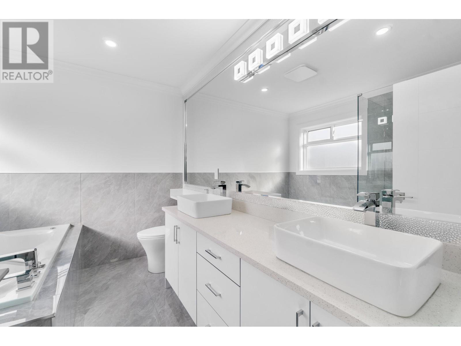 7980 15th Avenue, Burnaby, British Columbia  V3N 1X1 - Photo 6 - R2943305