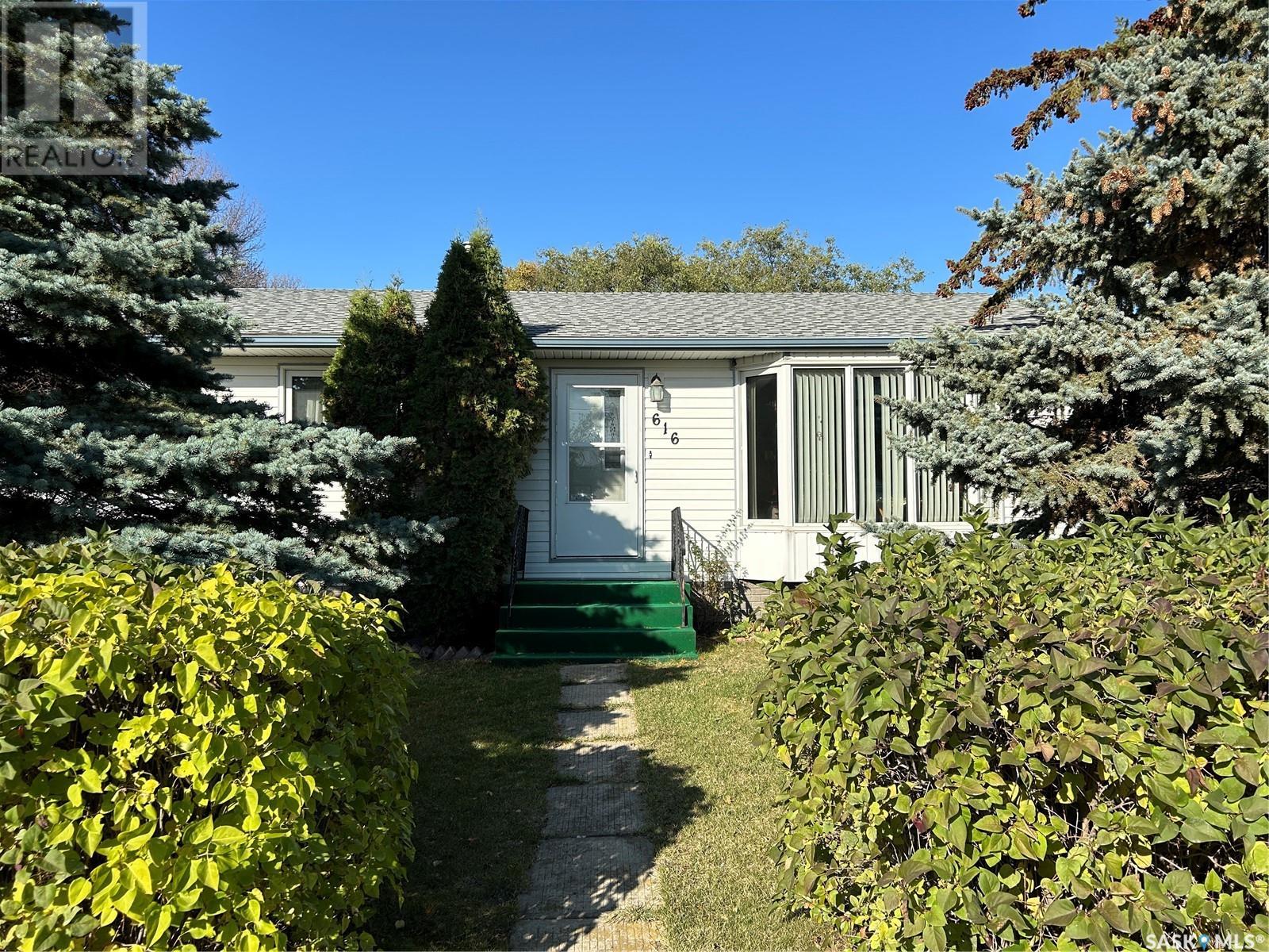 616 Beharrel Street, Oxbow, Saskatchewan  S0C 2B0 - Photo 2 - SK987722