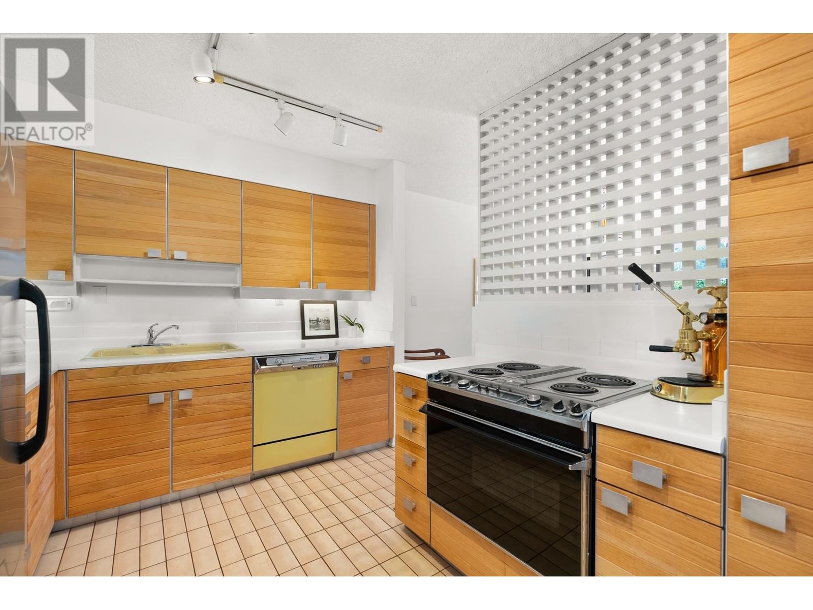 328 Wethersfield Drive, Vancouver, British Columbia  V5X 4N1 - Photo 8 - R2937977