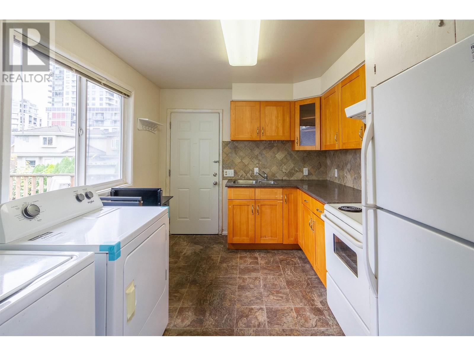 Listing Picture 10 of 28 : 5630 LINCOLN STREET, Vancouver / 溫哥華 - 魯藝地產 Yvonne Lu Group - MLS Medallion Club Member