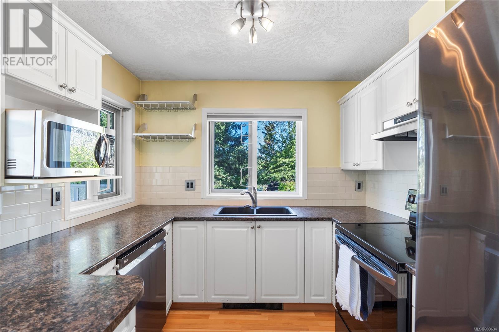 215 400 Dupplin Rd, Saanich, British Columbia  V8Z 1B7 - Photo 4 - 980634