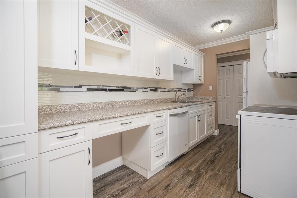 Property at 202 9175 MARY STREET image 3