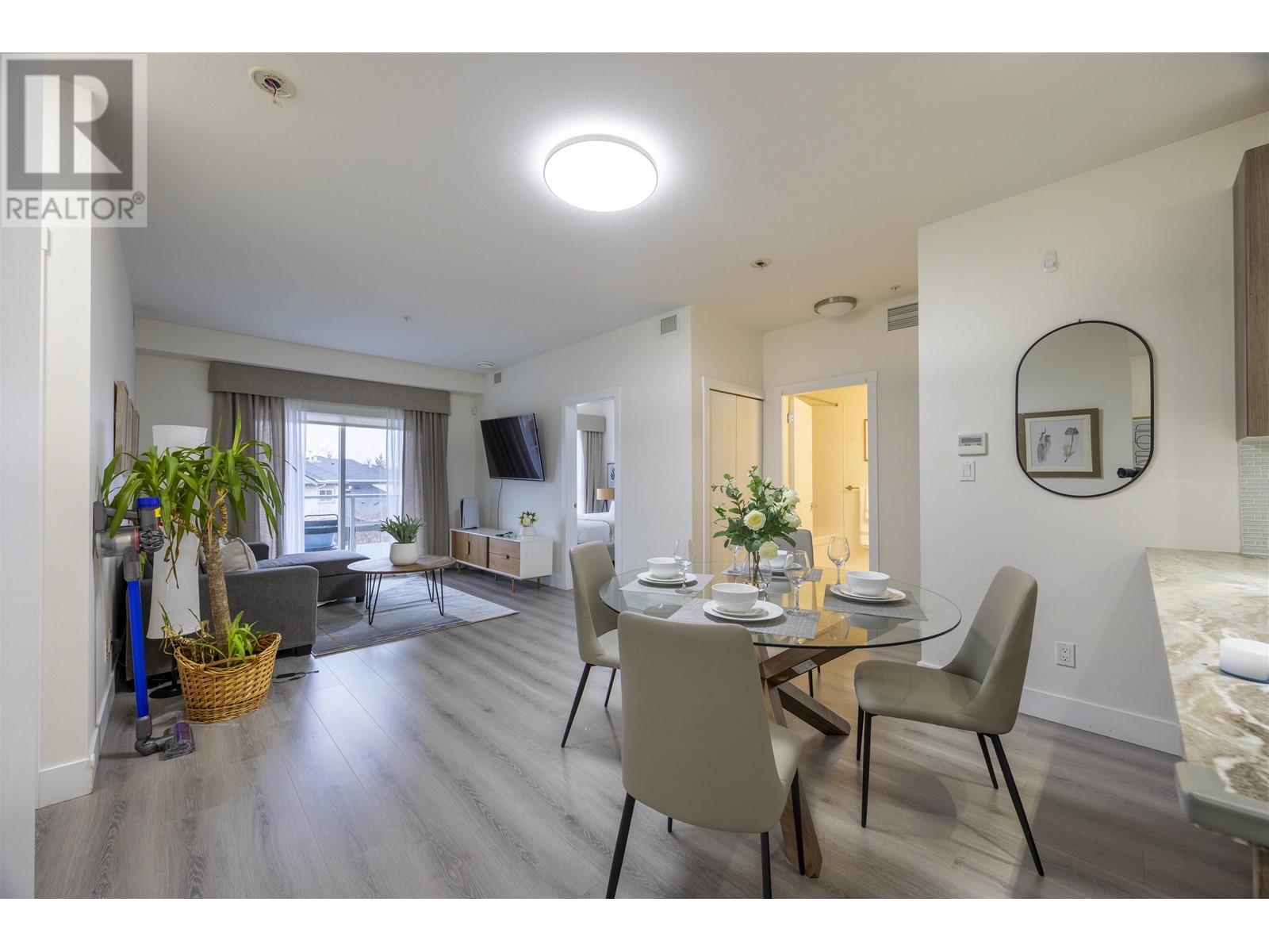 Listing Picture 2 of 22 : 302 6011 NO. 1 ROAD, Richmond / 烈治文 - 魯藝地產 Yvonne Lu Group - MLS Medallion Club Member