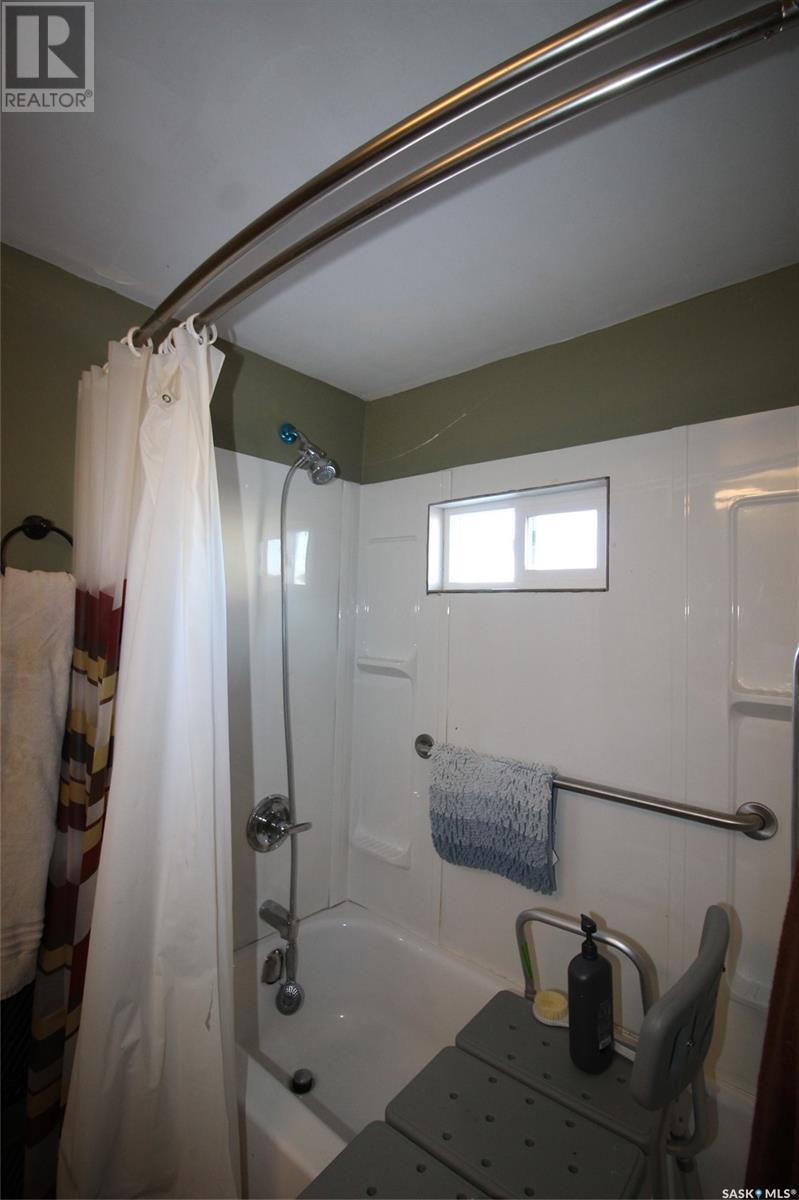 308 2nd Avenue W, Frontier, Saskatchewan  S0N 0W0 - Photo 13 - SK988178