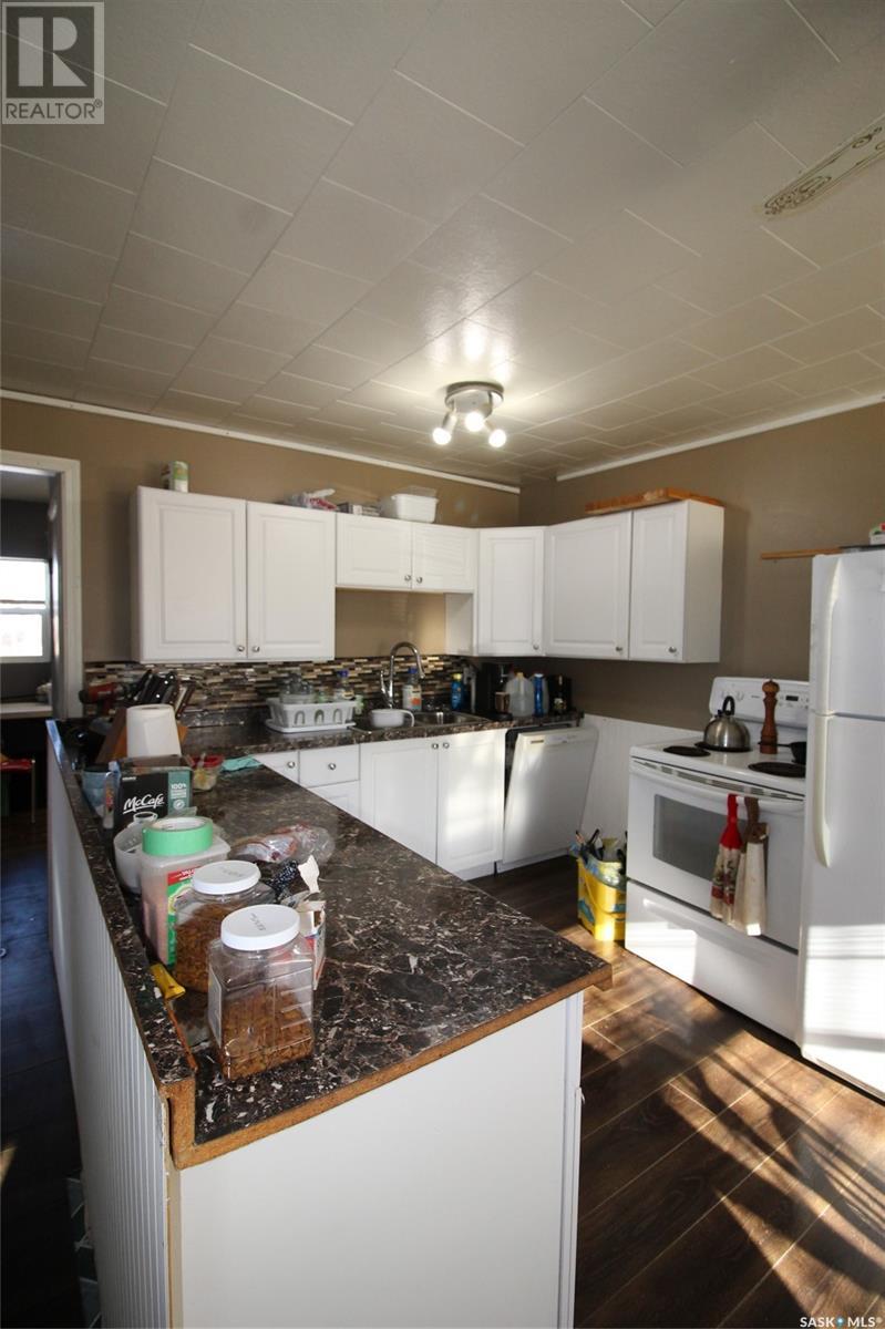 308 2nd Avenue W, Frontier, Saskatchewan  S0N 0W0 - Photo 8 - SK988178