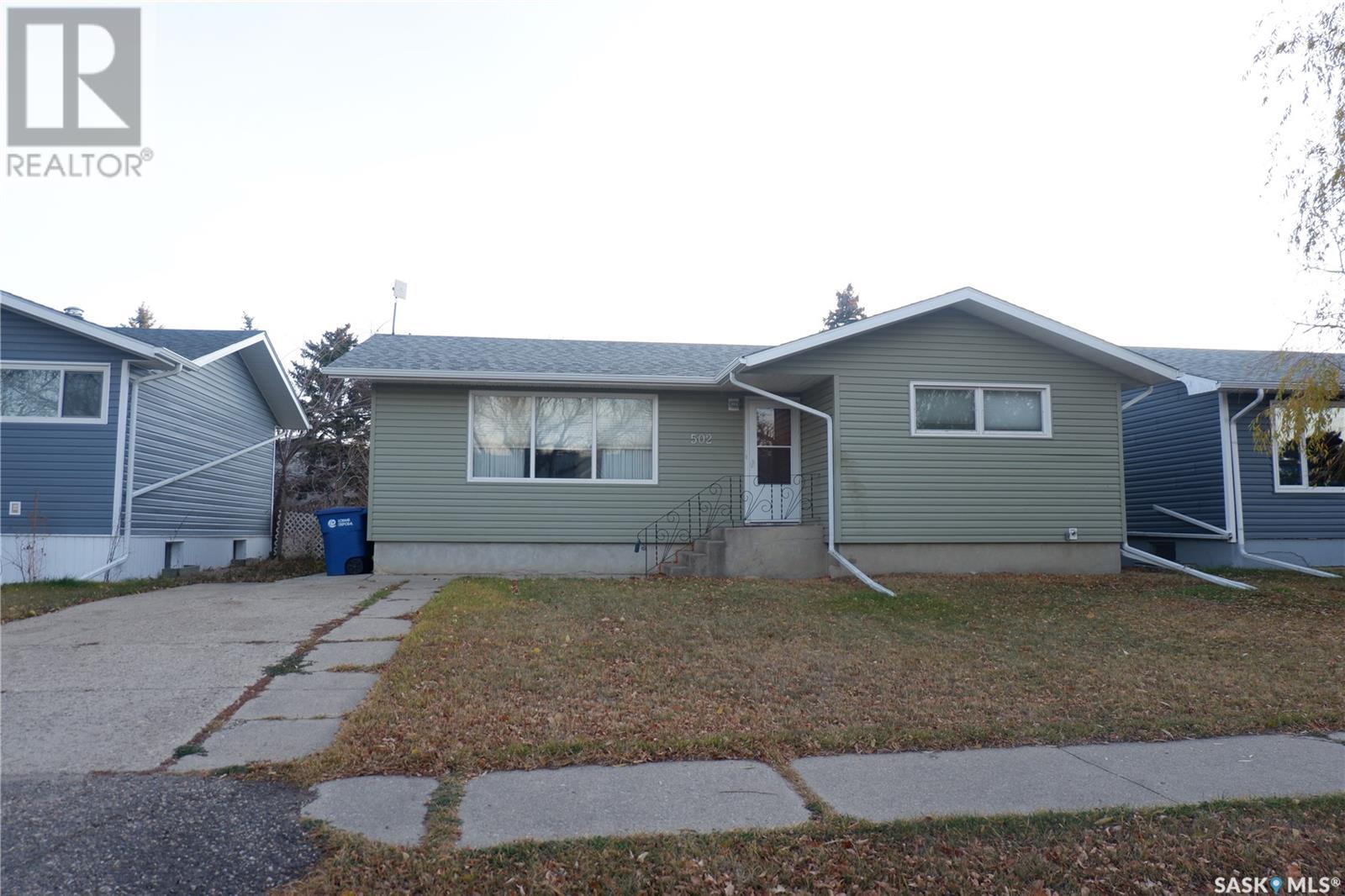 502 4th Avenue E, Assiniboia, Saskatchewan  S0H 0B0 - Photo 1 - SK988150