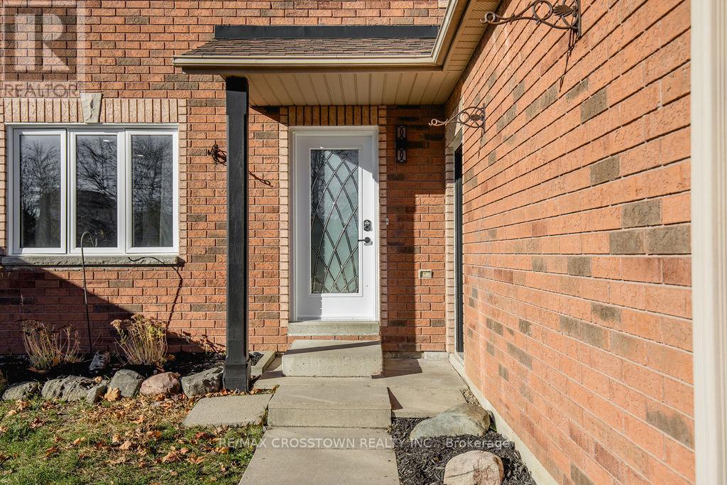 48 Canary Reed Court, Barrie (Holly), Ontario  L4N 8S1 - Photo 2 - S10424692