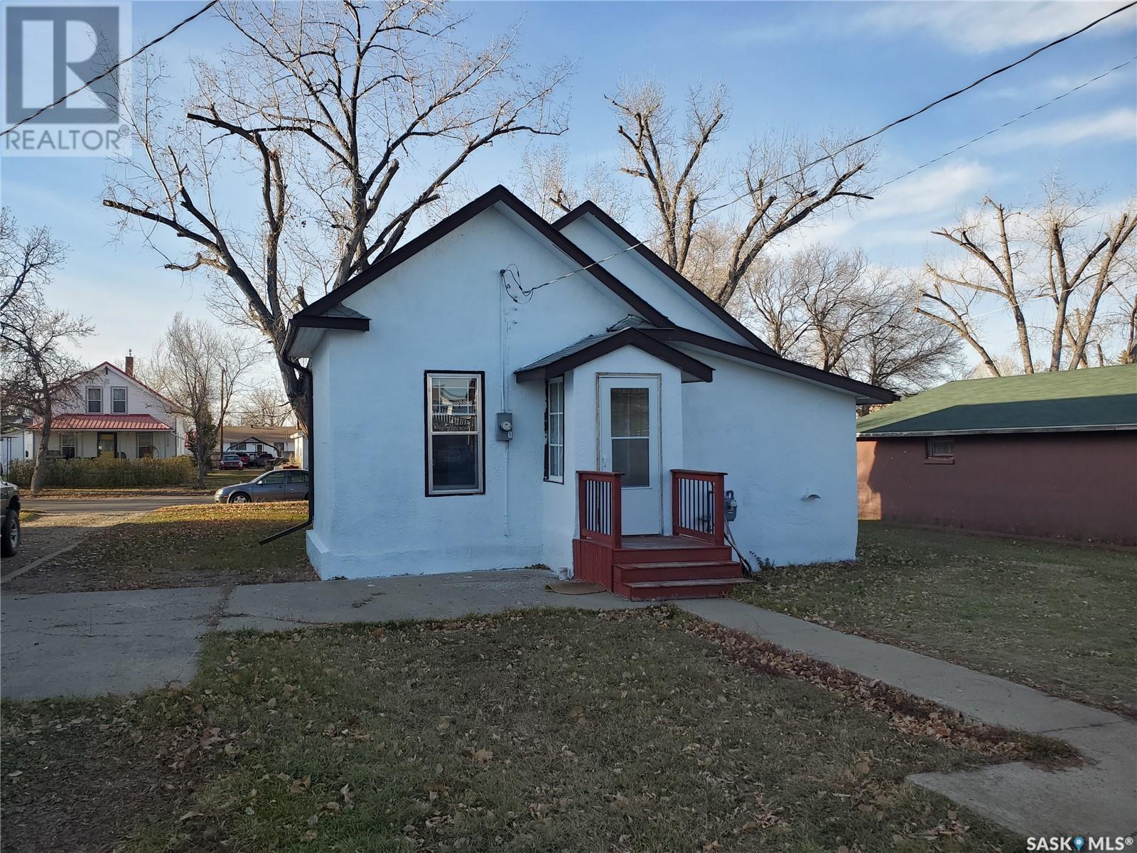 129 1st Street W, Ponteix, Saskatchewan  S0N 1Z0 - Photo 2 - SK988228