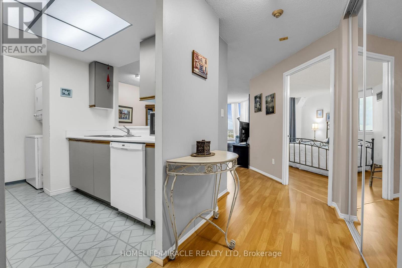 714 - 1001 Cedarglen Gate, Mississauga, Ontario  L5V 2X5 - Photo 7 - W10425068