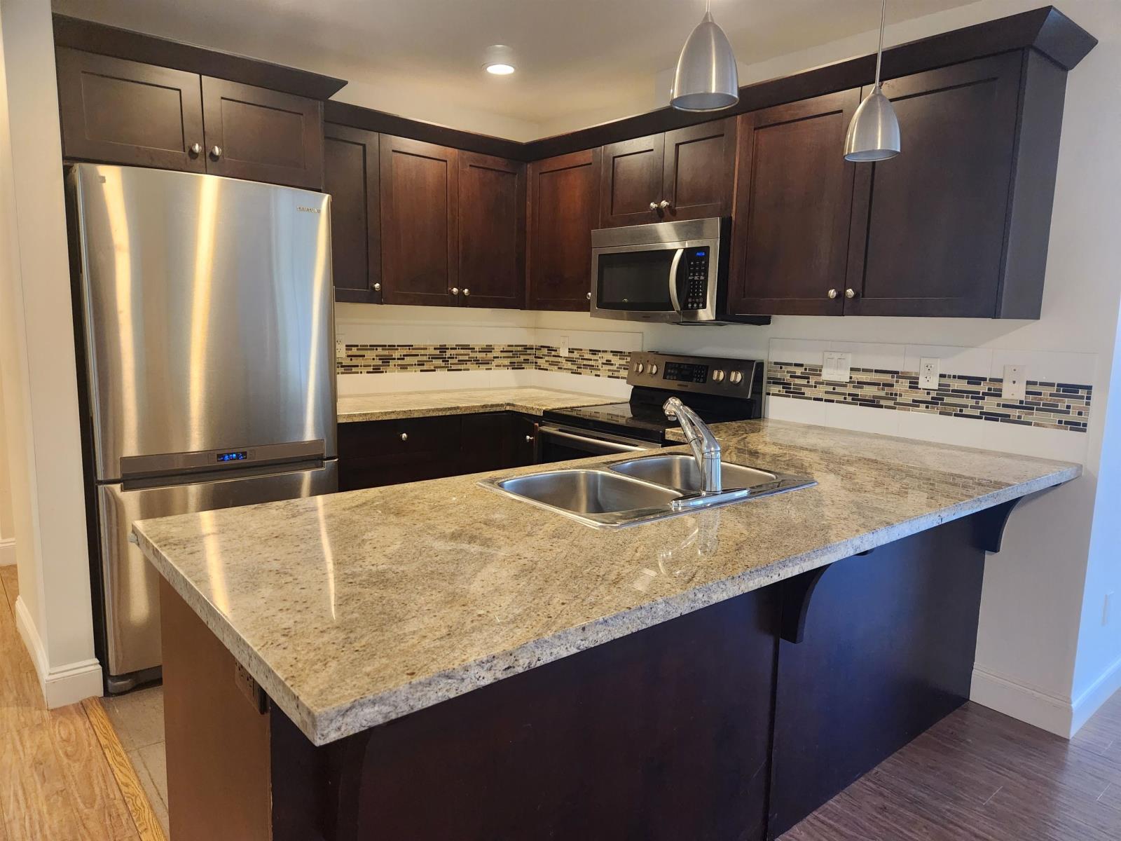 Property at 304 45640 ALMA AVENUE image 2