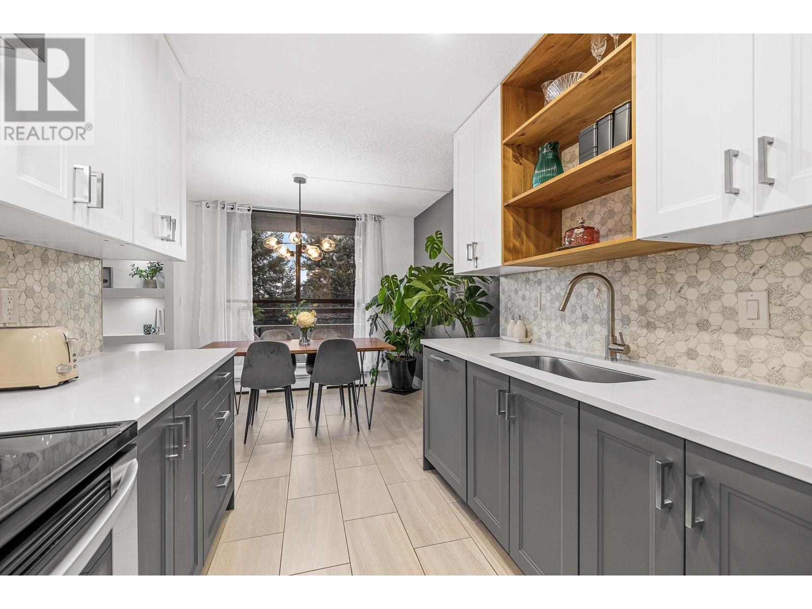 Listing Picture 6 of 35 : 603 3737 BARTLETT COURT, Burnaby / 本拿比 - 魯藝地產 Yvonne Lu Group - MLS Medallion Club Member