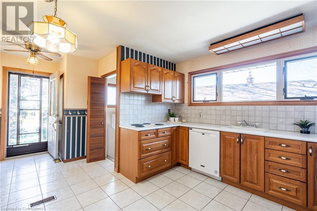 9 Thomson Court, Hamilton, Ontario  L8V 3C1 - Photo 9 - 40677021