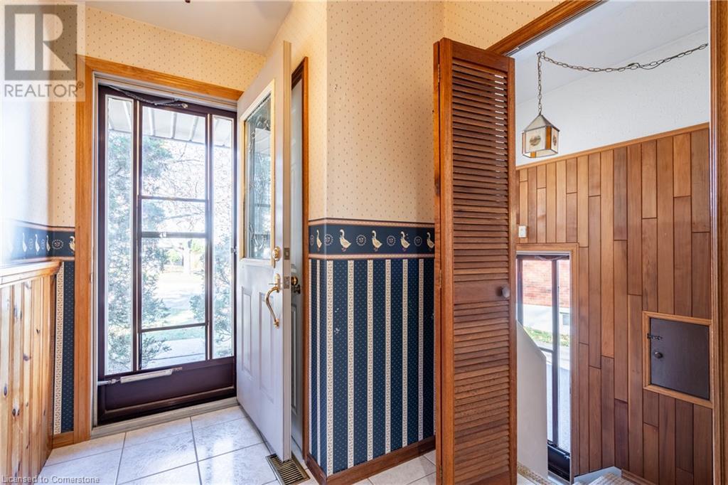 9 Thomson Court, Hamilton, Ontario  L8V 3C1 - Photo 5 - 40677021