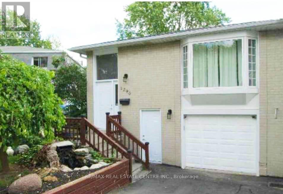 1290 Consort CrescentBurlington (Palmer), Ontario  L7M 1J7 - Photo 1 - W10425371