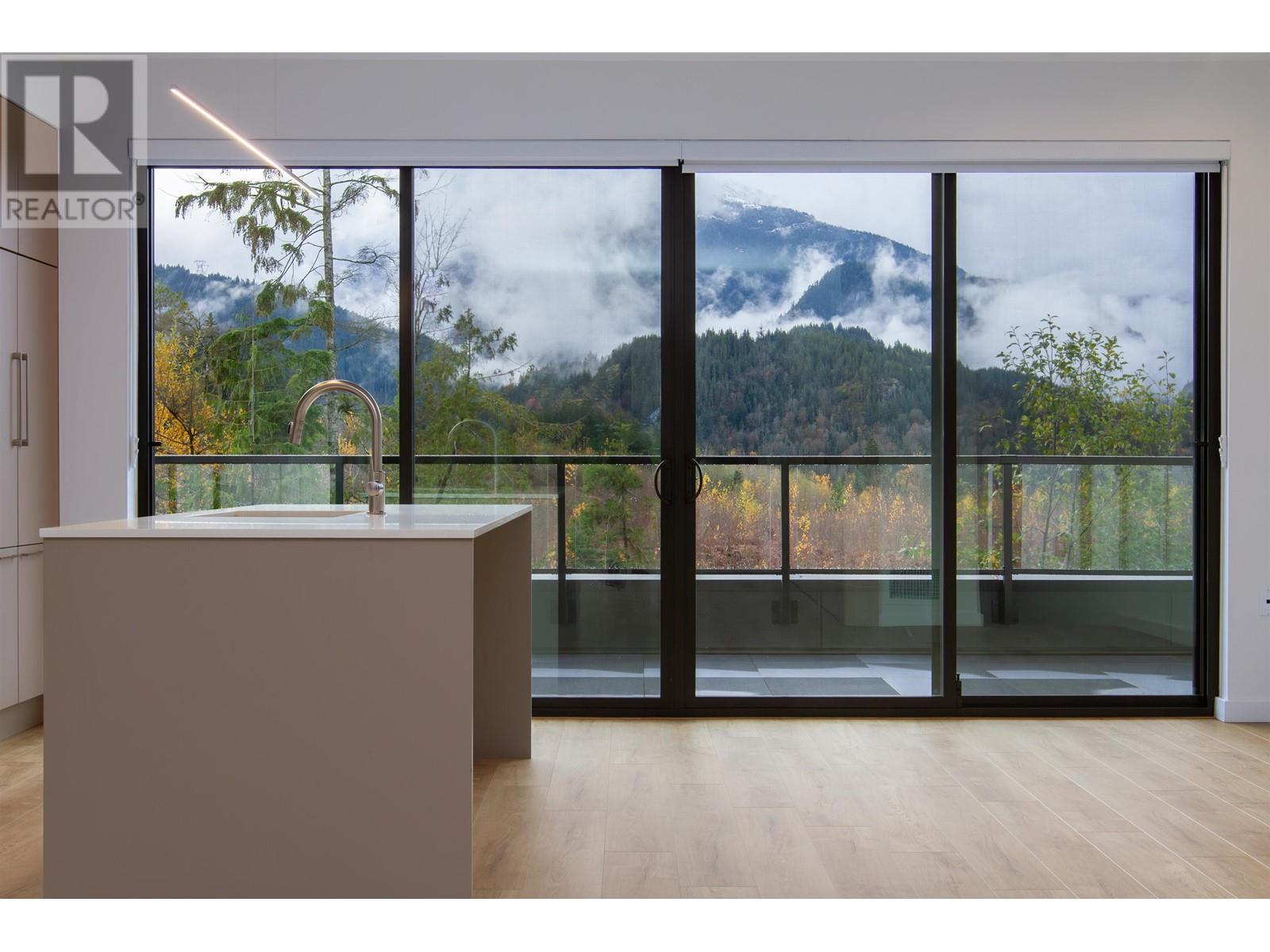 9 40809 THE CRESCENT