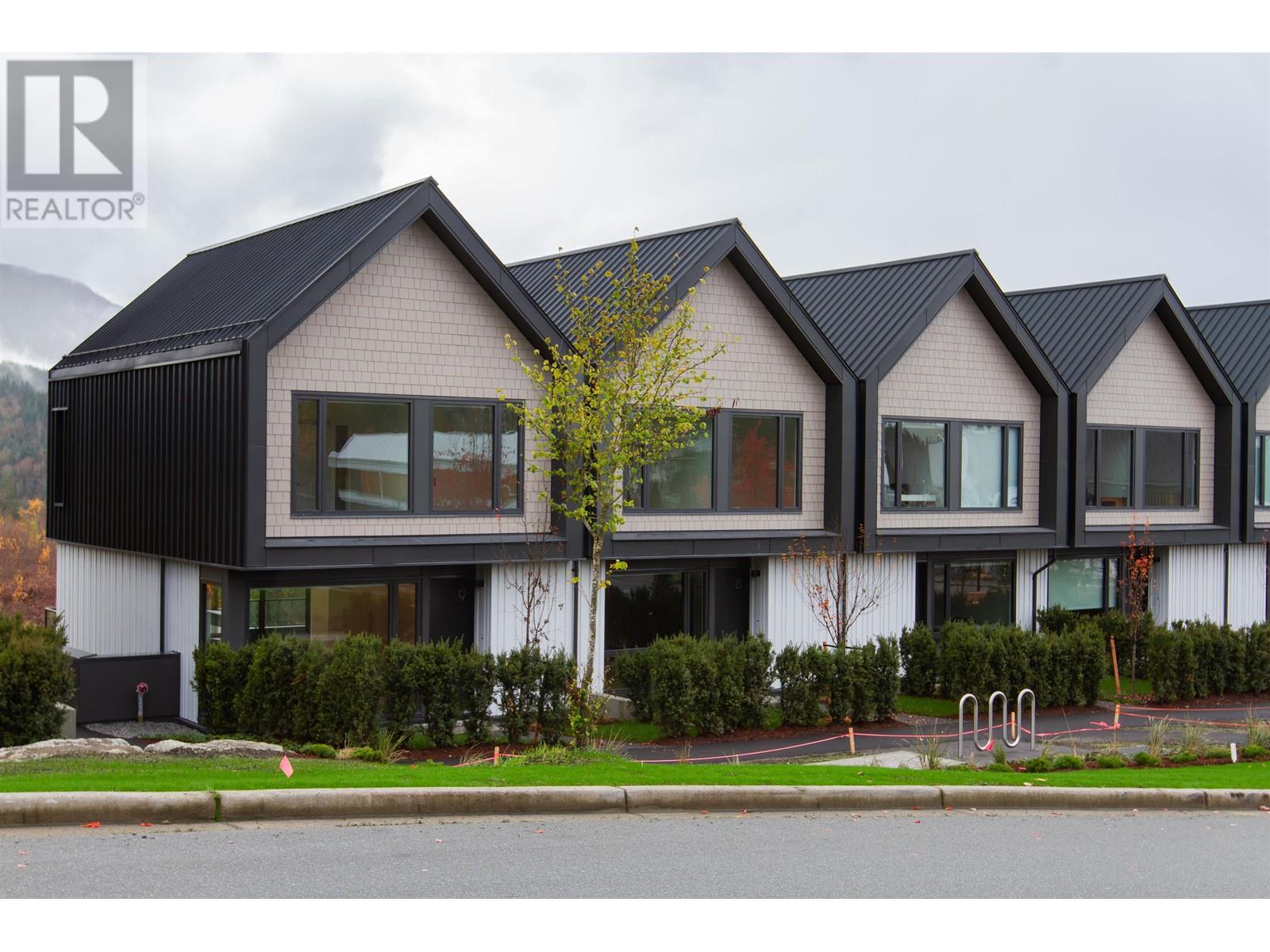 9 40809 THE CRESCENT