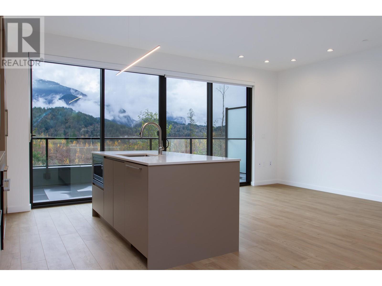 9 40809 THE CRESCENT