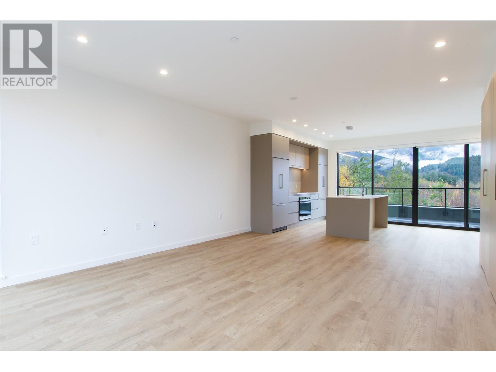 9 40809 THE CRESCENT